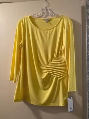 Dana Buchman yellow scoop neck 3/4 sleeve ruched top. Size Medium